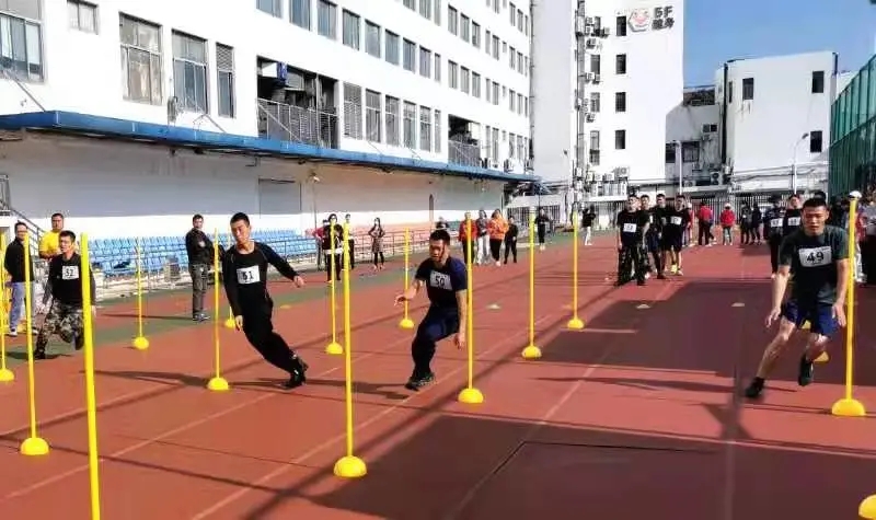 绕杆往返跑可以提高身体的灵敏性和协调性