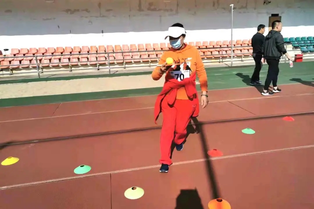 各组进行30秒跳绳,3000米快走,1000米跑,800米跑,俯卧撑,1分钟仰卧起