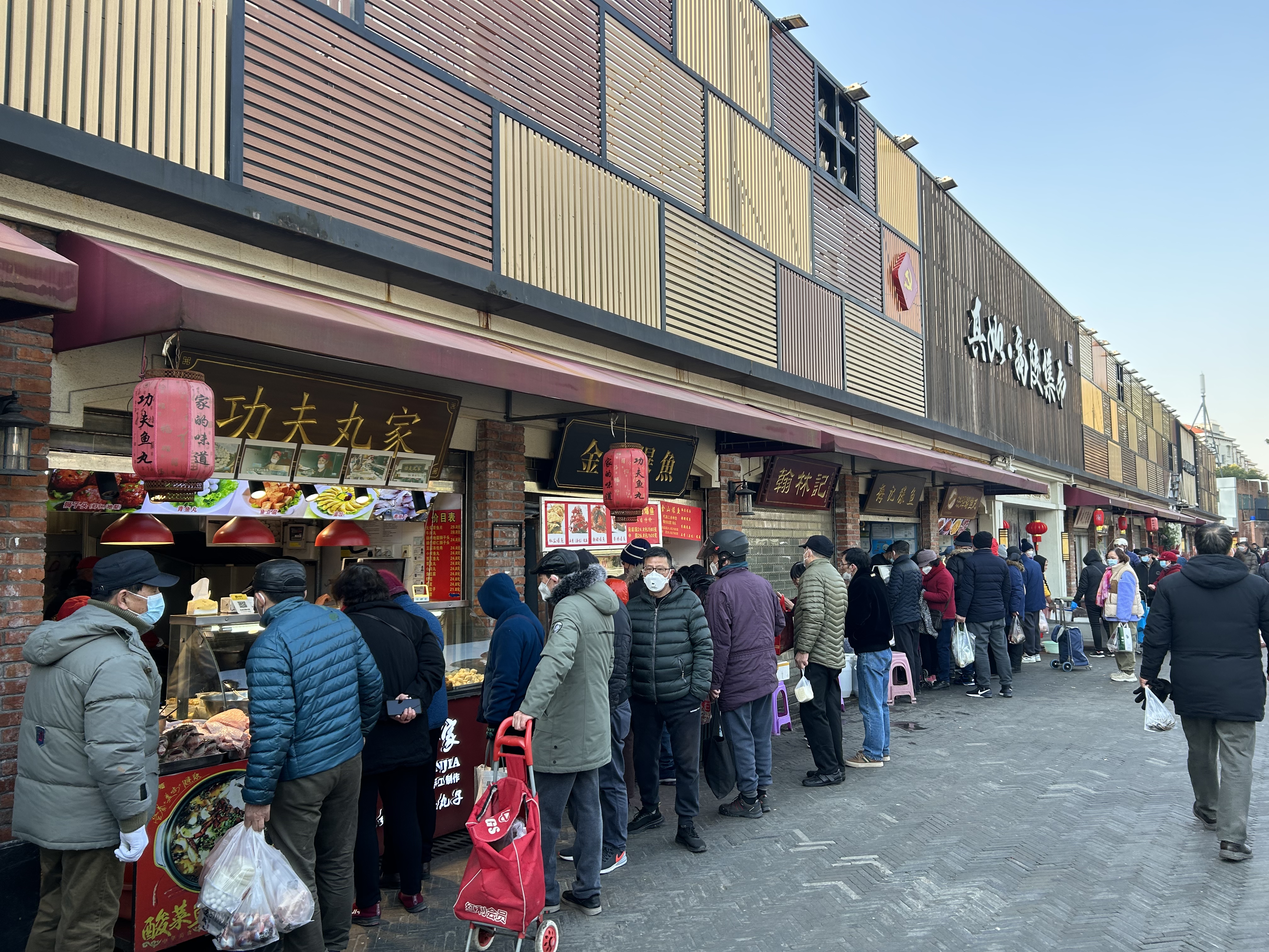 集市里人流如织.jpg 集市里人流如织.jpg